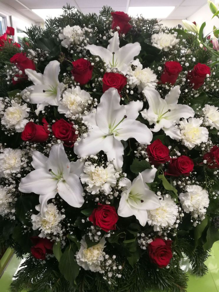 Álló koszorú fehér liliom