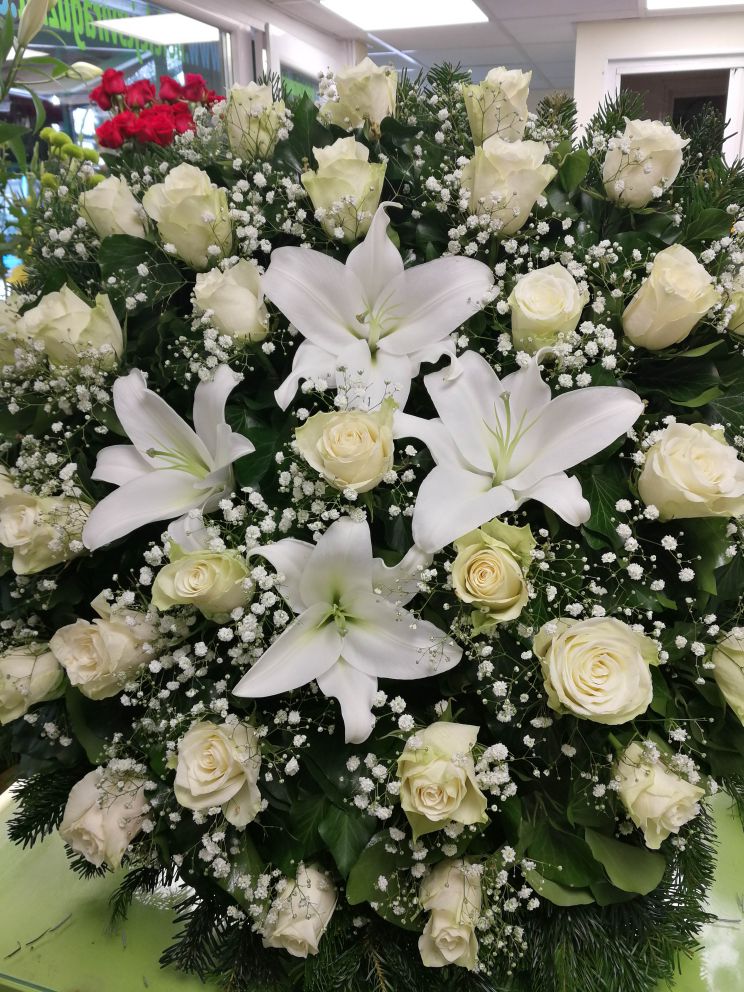 Álló koszorú fehér liliomok