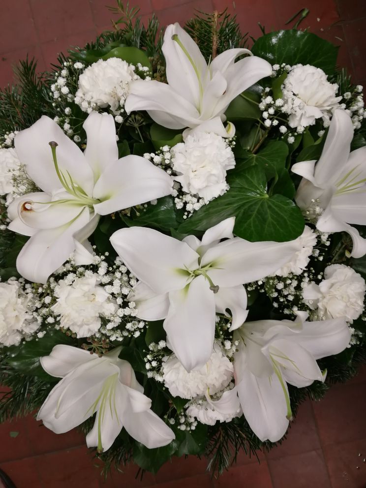 fekvő koszorú gerbera és fehér szegfű