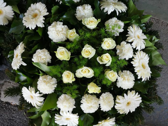 fekvő koszorú kívül fehér gerbera