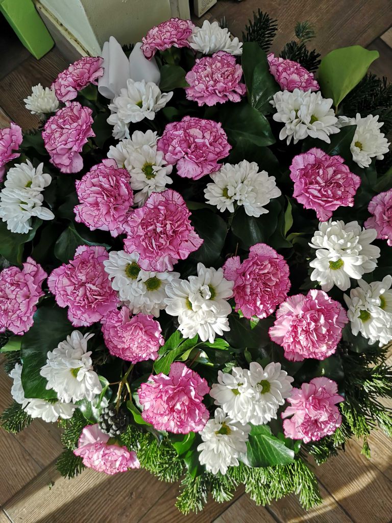 fekvő koszorú pink színű szegfű