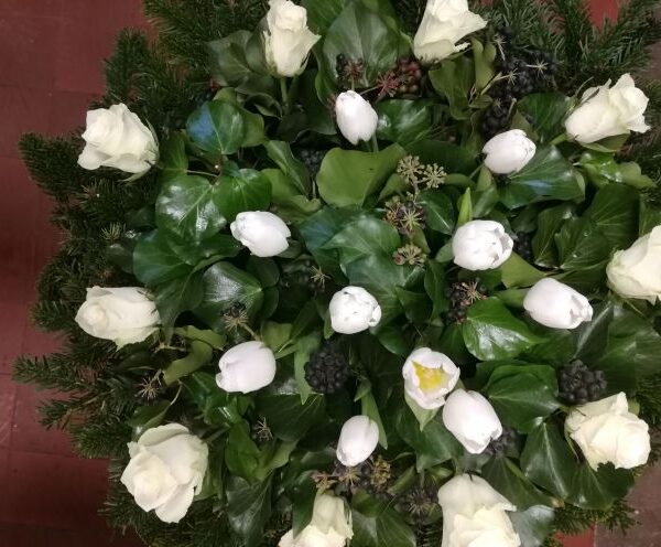 Fehér tulipán, rózsa fekvő koszorú (FK-25)