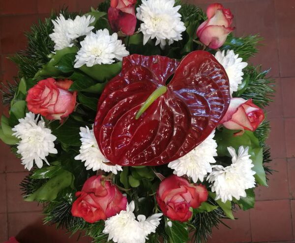 Anthurium, rózsa, krizantém fekvő koszorú (FK-74)