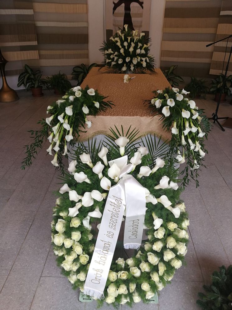 Ravatalozó díszítése álló görög koszorúval. Fehér kála