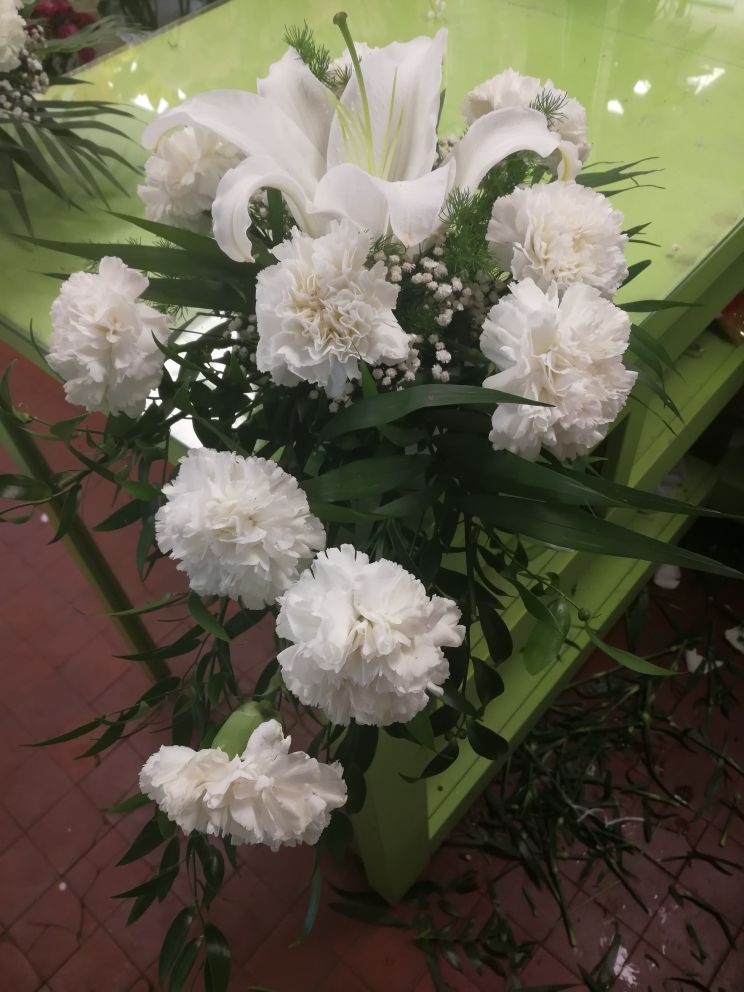 Urna dísz vizes oázis tálba készített