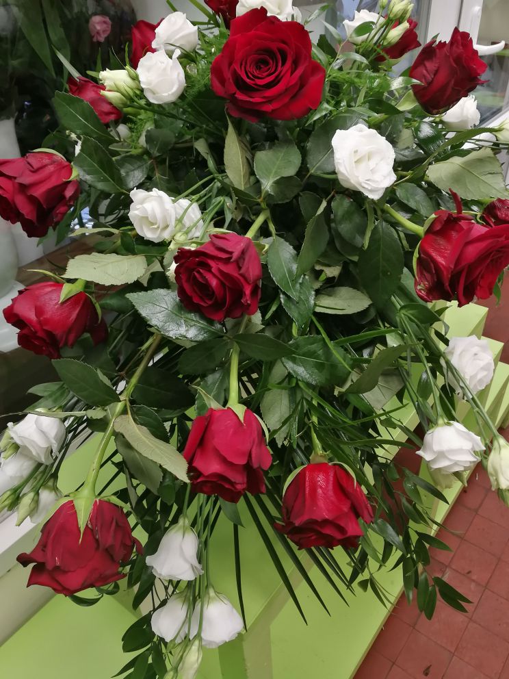 Hosszúkás alakú urna dísz